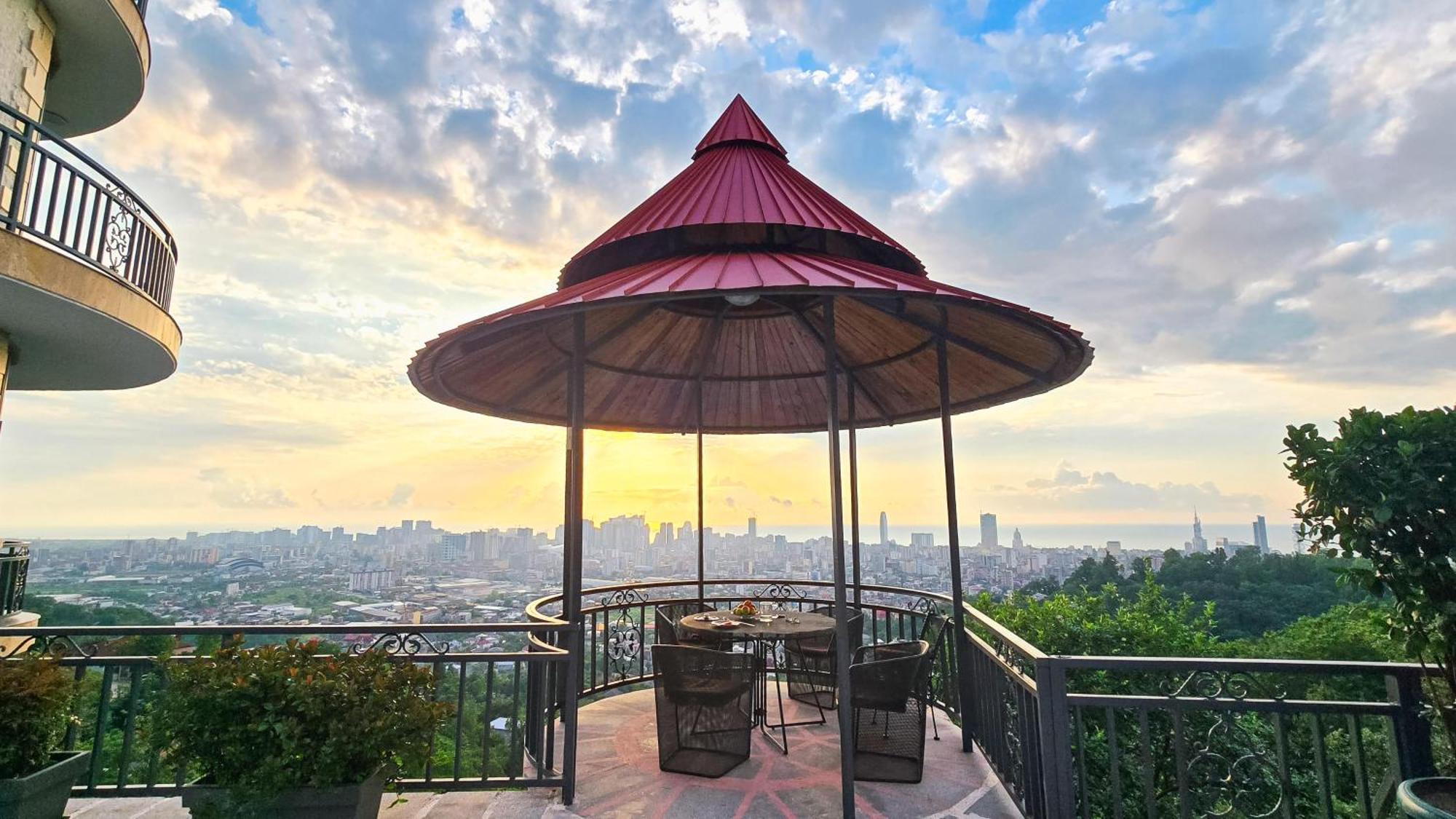 Hillside Inn Batumi Esterno foto